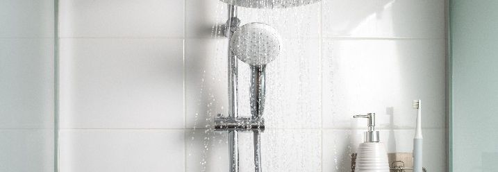 Duschkopf mit laufendem Wasser